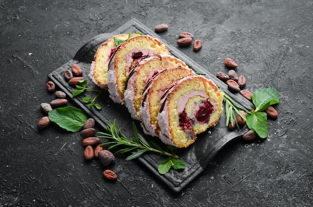 Süße Kuchenrolle mit Sahne und Kirschen. Ansicht von oben. Freiraum für Ihren Text.