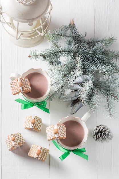 Süße Lebkuchenhäuschen mit süßem Getränk als Weihnachtssnack