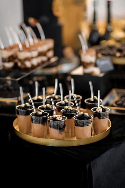 Süße Luxus-Schokoriegel auf dem Tisch im Restaurant in schwarzem Ton Kuchen und andere Süßigkeiten