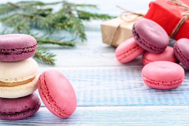 Süße Macarons auf blauem Hintergrund Trendige Kuchen