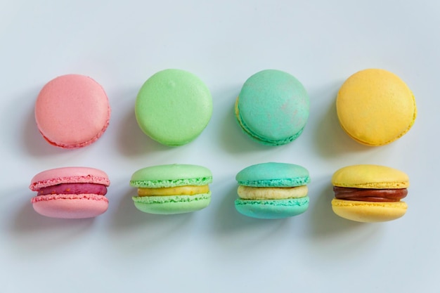 Süße Mandel bunt rosa blau gelb grün Macaron oder Makronen Dessertkuchen isoliert auf weißem Rücken...