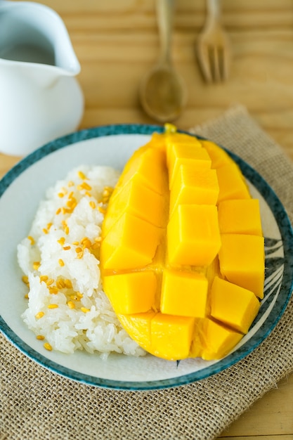 süße Mango und Klebreis. Thailändischer Nachtisch.