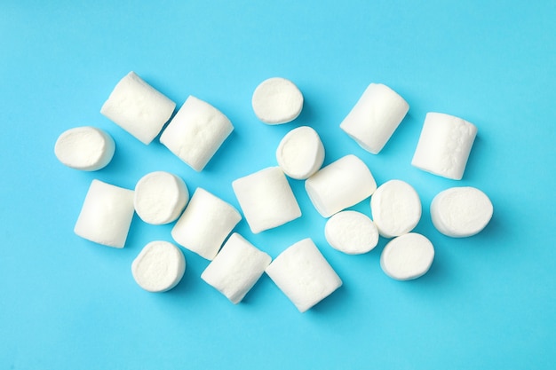 Süße Marshmallows auf blauem Hintergrund