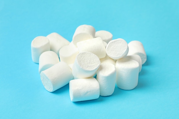 Süße Marshmallows auf blauem Hintergrund