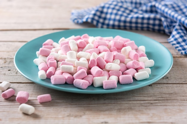 Süße Marshmallows auf Holztisch