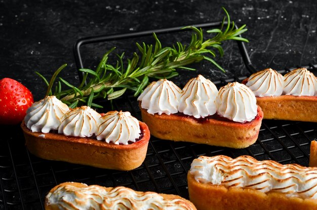 Süße Mini-Torte mit Kirschmarmelade und Sahne Backen Draufsicht Süßigkeiten