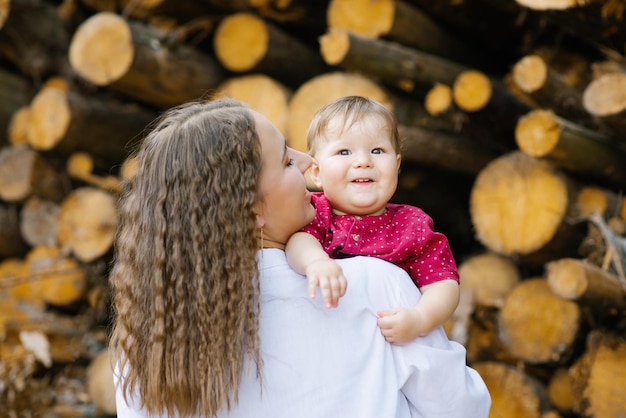 Süße Momente des Lebens Mama und Kind entspannen sich im Sommer im Freien