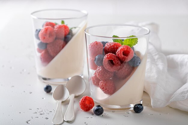 Süße Panna Cotta aus Sahne-Vanille und Zucker