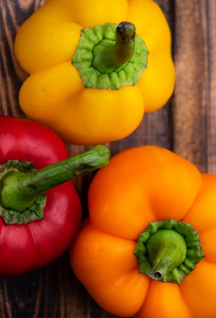 süße Paprika auf Holztisch