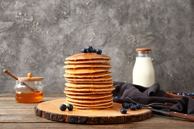 Süße Pfannkuchen mit Beeren auf dem Tisch