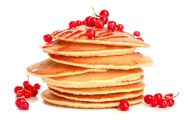 Süße Pfannkuchen mit Beeren auf weißer Oberfläche