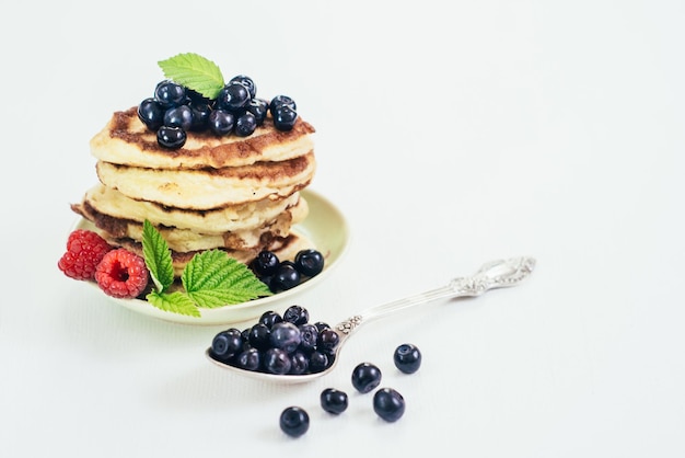 Süße Pfannkuchen mit Blaubeere. Platz kopieren