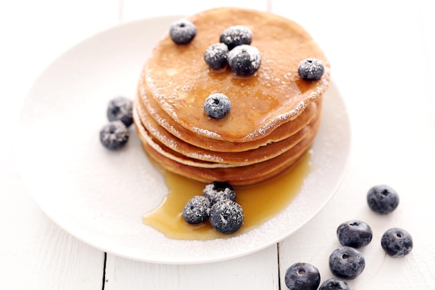 Foto süße pfannkuchen mit blaubeeren und sirup