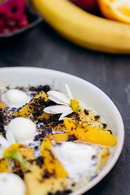 Süße Pfannkuchen mit Eis, Schokolade und Orange, serviert auf weißem Teller Gesundes und leckeres Frühstück