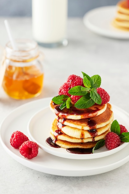 Süße Pfannkuchen mit Himbeere