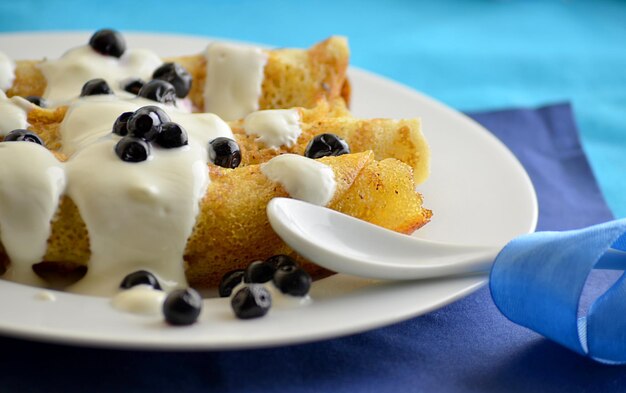 Süße Pfannkuchen mit Hüttenkäse und Blaubeeren