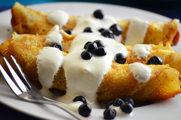 Süße Pfannkuchen mit Hüttenkäse und Blaubeeren