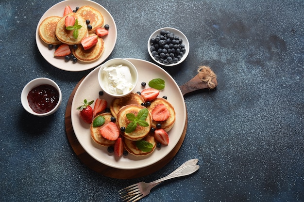 Süße Pfannkuchen umwickelt mit frischen Blaubeeren-Minze-Erdbeeren