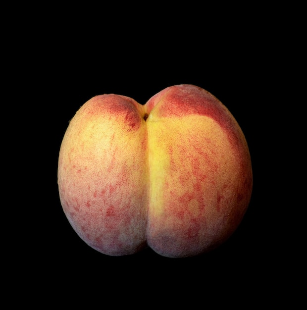 Süße Pfirsichfrucht auf schwarzem Hintergrund