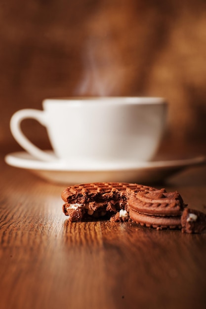 Süße Plätzchen mit einer Tasse KaffeeBroken Cookie