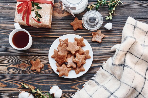 Süße Plätzchen Weihnachtshintergrund mit Feiertagsdekoration