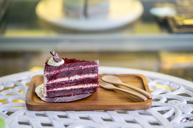 Foto süße redvelvet-scheiben auf holzteller