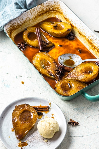 Süße reife Birnen gebacken in Karamell Hot Autumn Dessert