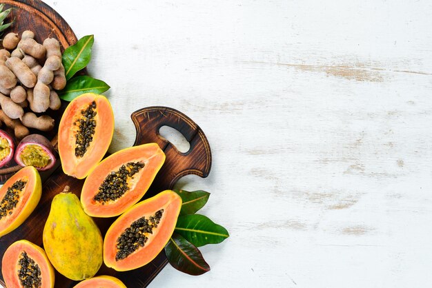 Süße reife frische Papaya auf weißem Holzhintergrund Draufsicht Freier Platz für Text