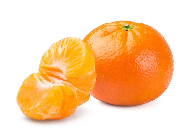 Süße reife Mandarine und halbe Mandarine isoliert