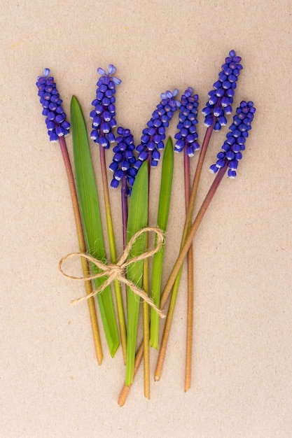 Süße romantische Grußkarte mit einem Strauß blauer Blumen