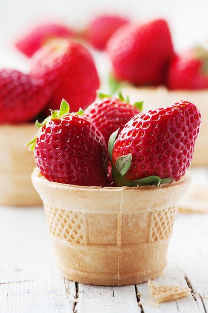 Süße rote Erdbeeren in Eistüte