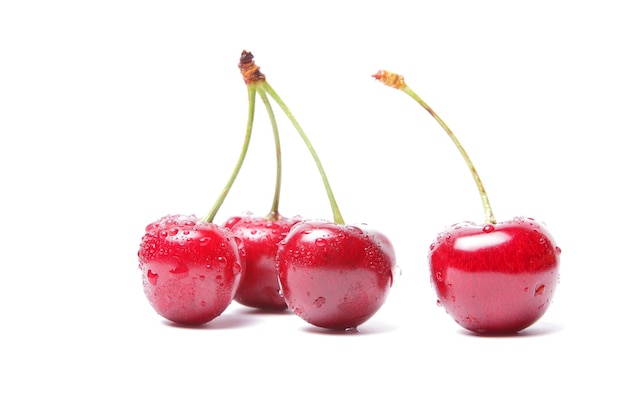 Süße rote Kirschbeere isoliert auf weißem Hintergrund. Köstliche reife rote Kirschen hautnah