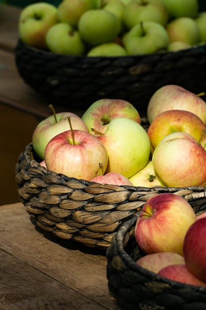 Süße rote und gelbe Äpfel im Körbchen