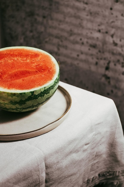 Foto süße rote wassermelone auf dem tisch geschnitten