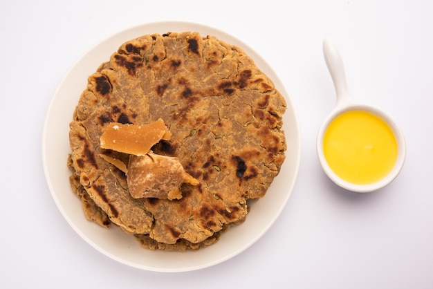 Süße Roti aus Reismehl jaggery und Ghee Gud ki roti gur ki roti jaggery Bhakri meethi gud ki roti Winternahrung Kopieren Sie Platz