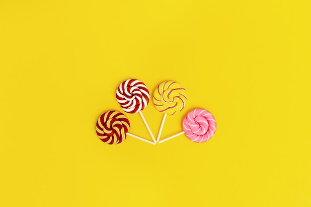 Süße runde Süßigkeitenlutscher mit Streifen am Stock