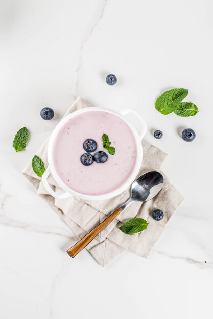 Süße sahnige Blaubeersuppe, Sommerlebensmittel des strengen Vegetariers