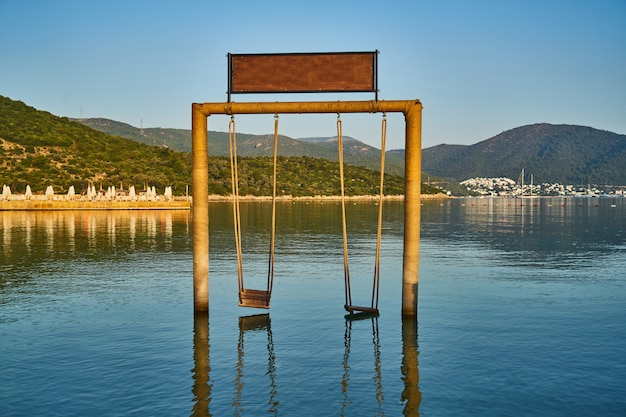 Süße Schaukeln auf dem Meer