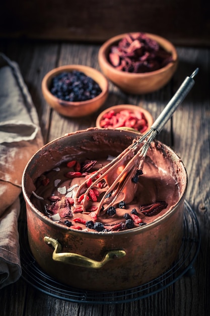 Foto süße schokolade mit getrockneten früchten und beeren