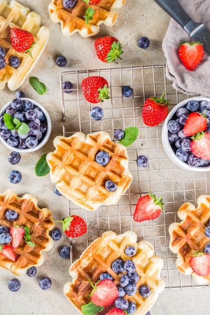 Süße selbst gemachte belgische Waffeln mit Beeren