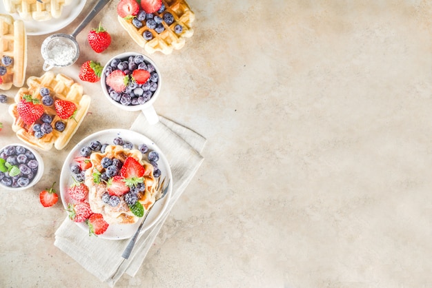 Süße selbst gemachte belgische Waffeln mit Beeren