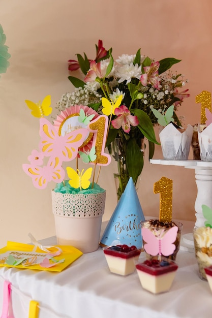 Süße Theke mit Kuchen und Süßigkeiten 1 Jahr alter Kopierplatz