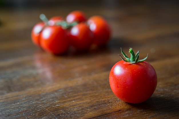 Süße Tomaten von Pachino auf hölzernem