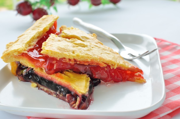 Süße Torte mit Stau auf weißer Platte