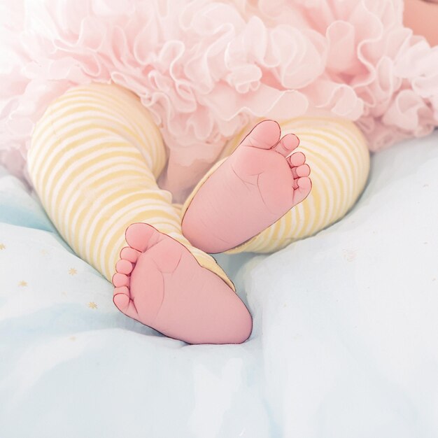 Süße Träume, winzige Füße von Babys, die friedlich im Bett schlafen.