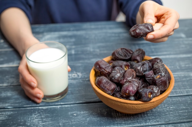 Süße trockene Datteln und Milch. Essen während des Ramadan.