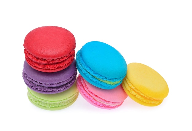 Süße und bunte französische Makronen oder Macaron auf weißem Hintergrund