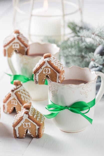 Süße und süße Lebkuchenhäuschen mit leckerem Kakao zu Weihnachten