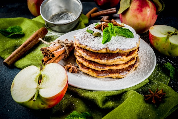 Süße und würzige Herbstapfelpfannkuchen mit Anis, Zimt und Zucker