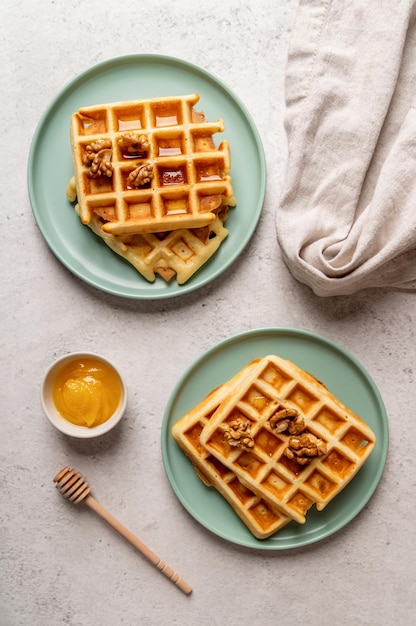 süße Waffeln mit Honig Top View flach legen